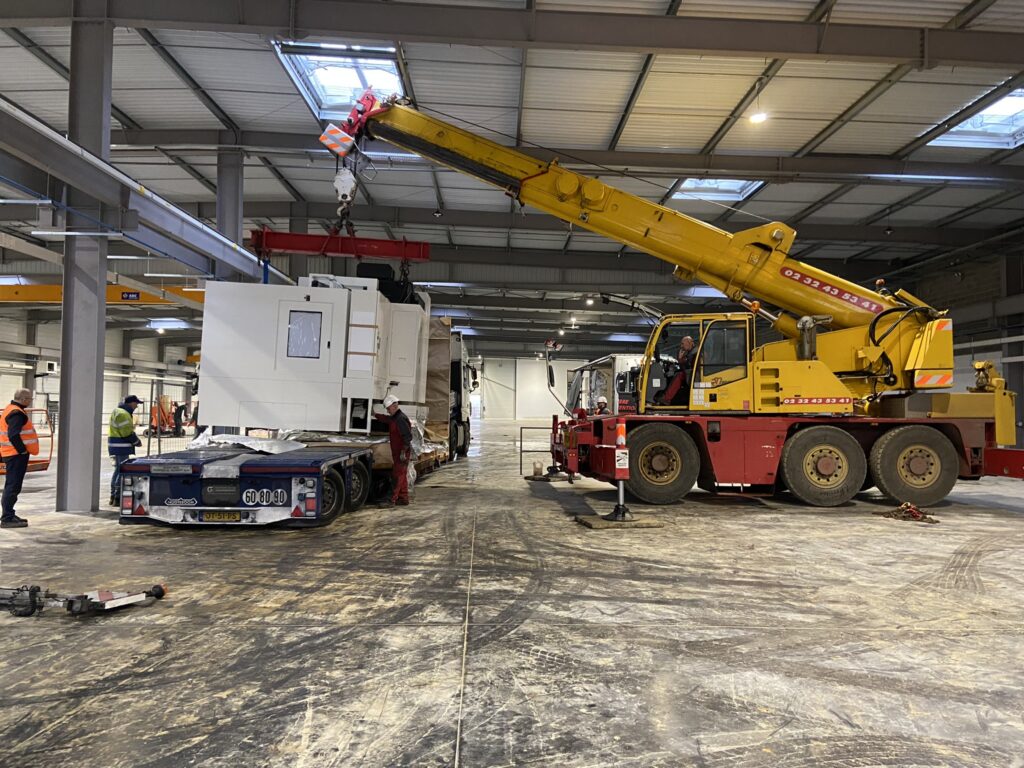 Opération de levage d’une machine dans un atelier industriel